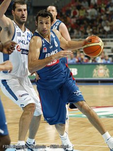 Antoine Rigaudeau contre la Grèce 2005 en demi-finale de l'Euro (c) Fiba Europe - Castoria - Fiba Pool