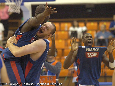 La joie des frères Piétrus et de Weis lors du barrage France - Serbie (c) lors du barrage France - Serbie - Euro 2005 (c) Fibaeurope - Castoria-Mollière