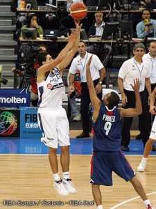 Le shoot de Diamantidis (c) Fiba Europe Castoria - Fiba Pool