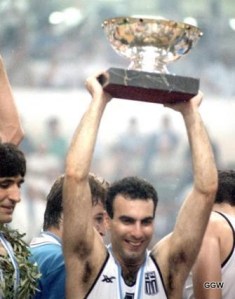 Nikos Galis soulève le trophée de l'Euro en 1987 (c) Globalgreekworld.blogspot.com