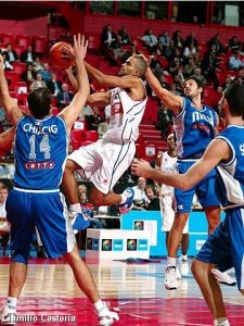 Tony Parker au lay-up lors de France - Italie (c) Ciamillo-Castoria - Fiba Europe