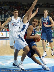 Tony Parker, meilleur marqueur des bleus avec 20 points contre la Grèce en 2005 (c) Fiba Europe - Castoria - Fiba Pool
