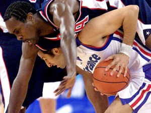 En pleine bataille contre Gary Payton, lors de la finale des J.O. de Sydney © hindustantimes.com