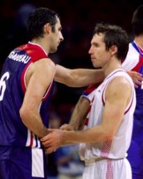 Nash félicite Rigaudeau aux J.O. 2000. Leur association aux Mavs en 2003 sera nettement moins souriante © Kevin Frayer