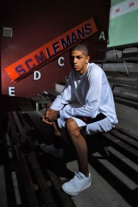 Batum assis sur marches (c) basketactu.com