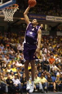 Batum au dunk avec le MSB (c) basketactu.com