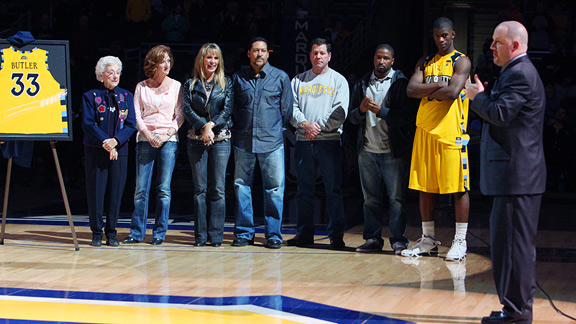 Cérémonie hommage à Jimmy Butler à Marquette (c) sportsmockery.com
