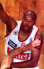 Derrick Lewis sous le maillot de l'Equipe de France (c) Maxi Basket