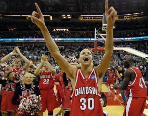 La joie de Stephen Curry après avoir éliminé Gonzaga en 2008 avec Davidson (c) Jeff Siner/Charlotte Observer/MCT)