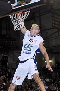 Marc Salyers au dunk avec Roanne (c) galeri.uludagsozluk.com