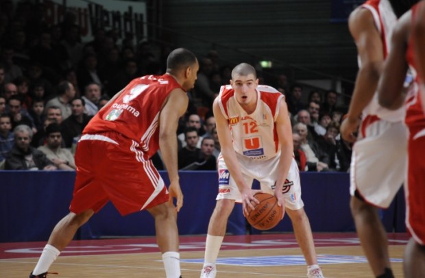 Nando De Colo, ballon en main en match (c) cholet-basket.com