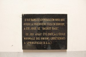 Plaque commémorative du premier match de basket-ball en Europe au 14, rue de Trévise. © UCJG