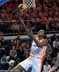 Sandrine Gruda au lay-up avec Ekaterinbourg (c) Fibaeurope. com