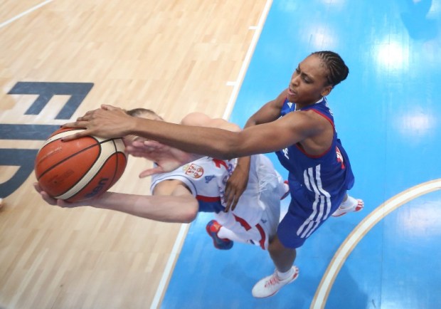 Sandrine Gruda en défense avec la France (c) Fiba Europe.com
