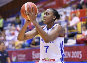 Sandrine Gruda se prépare à shooter avec la France (c) Fibaeurope com