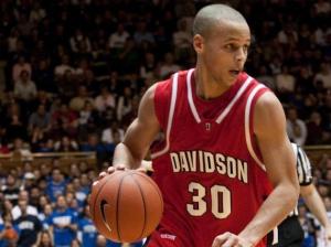 Stephen Curry lors d'un match face à Duke (c) Ben McKeown -wralsportsfan com