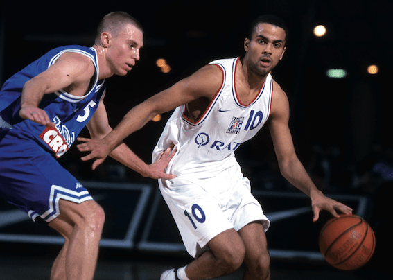Tony Parker au dribble face à un adversaire - Paris Basket Racing (c) Paris-canalhistorique.com