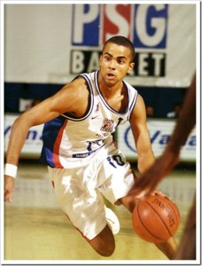 Tony Parker au dribble - Paris Basket Racing (c) Paris-canalhistorique.com