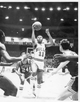 Clem Haskins au lay-up (c) NBAE