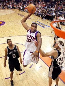 Amare Stoudemire au dunk lors du Game 1 face aux Spurs le 18 mai 2005 (c) MARK J. TERRILL - AP