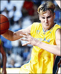Andrew Bogut au championnat du monde junior avec l'Australie en 2003 (c) AFP