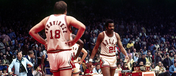 Tom Boerwinkle et Chet Walker des Chicago Bulls