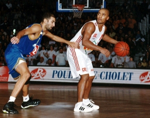 Eric Micoud ballon en main avec Cholet (c) cholet-basket.com