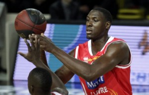 STRASBOURG / LE HAVRE LE 22/10/11 - IAN MAHINMI (D) A LA LUTTE AVEC LE STRASBOURGEOIS ABDOULAYE MBAYE (G) (c) PHOTOPQR/L'ALSACE/Jean-Marc Loos