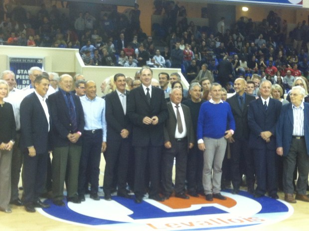 Hervé Dubuisson pour la photo de famille (c) Basket Retro - RS