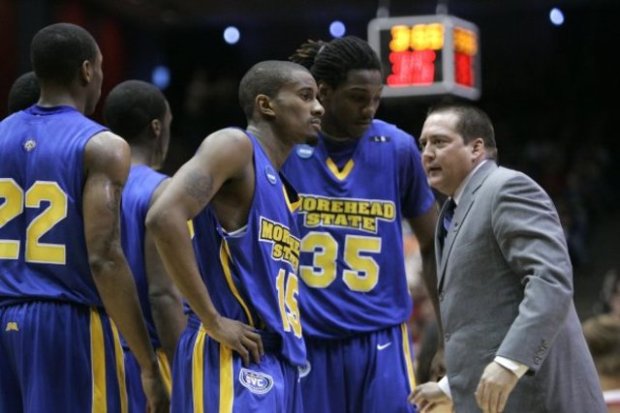 Kenneth Faried au coté de Donnie Tyndall, coach de Morehead State - AP Photo - Mark Humphrey