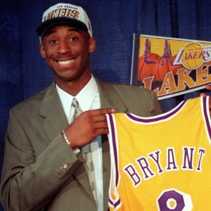 Kobe Bryant à 17 ans avec le maillot des Lakers - AP Photo/Susan Sterner