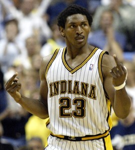 Ron Artest lors du match 2 la demi-finale de conference Indiana face à Détroit le 24 mai 2004 (c) REUTERS/Ray Stubblebine
