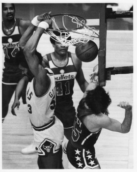 Reverse Dunk de Gilmore @ Chicago Tribune