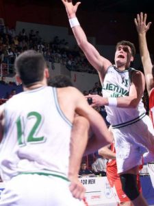 Arvydas Sabonis - Lituanie - dans la raquette (c) fibaeurope.com
