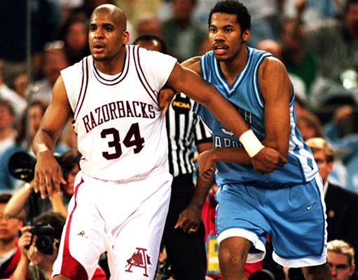 Corliss Williamson face à Rasheed Wallace en NCAA (c) complex.com