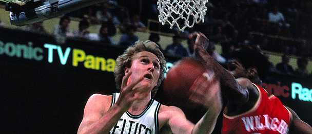 Larry Bird marque le panier en fin de match au Game 1 de la finale face à Houston (c) Dick Raphael - NBAE -Getty Images