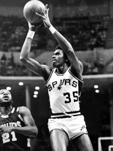 Larry Kenon au shoot - San Antonio Spurs (c) Getty