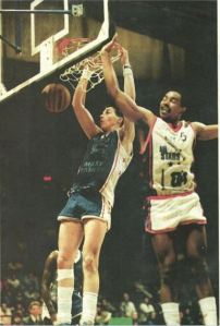 Stéphane Ostrowski face à Robert Smith. (c) Maxi-Basket