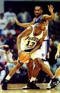 Glenn Robinson avec Purdue en 1994 face à Grant Hill de Duke (c) pinterest.com