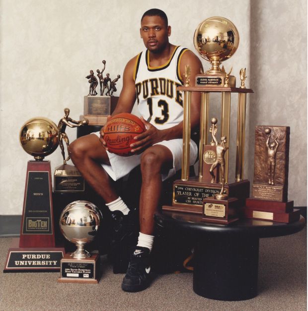 Glenn Robinson et ses trophées collectifs et individuels avec Purdue en 1994 (c) Nytimes.com