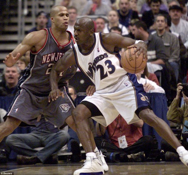 Michael Jordan vs New Jersey Nets en 2001 (c) Reuters