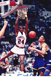 Scott Burrell - UConn vs California au tournoi NCAA 1990 (c) AP Photo - Bob Child