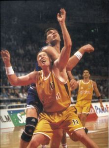 Tim Kempton face à Arvydas Sabonis lors de la demi-finale d'Euroligue Limoges-Real Madrid en 1995 (c) Pinterest