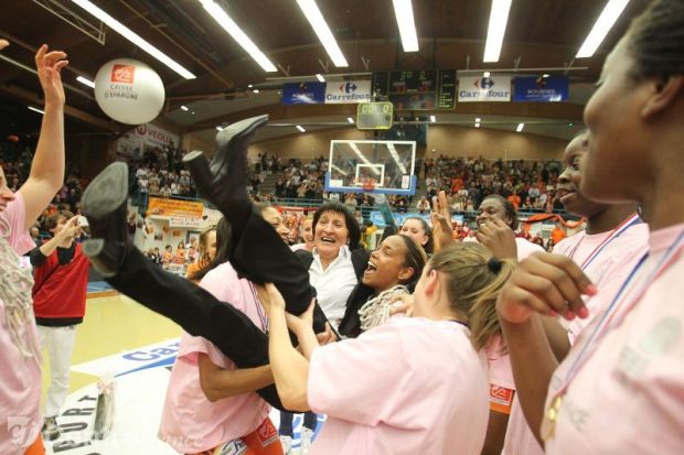 Valerie Garnier coach de Bourges avec ses joueuses qui fete le titre de LFB en 2012 (c) Karim Edjekouane - Le Berry