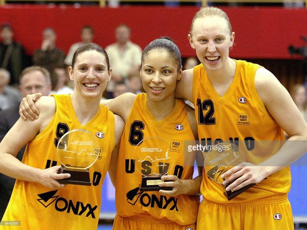 Allison Feaster-Strong avec Audrey Sauret et Ann Wauters, dans le 5 majeur de l'Euroligue 2004 (c) AFP