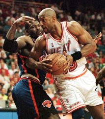 Alonzo Mourning face aux Knicks aux playoffs 1999 (c) DR