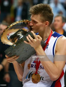Andrei Kirilenko embrasse le trophée de l'Euro 2007 (c) Getty - AFP