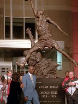 Jordan devant sa statue @ Chicago Tribune