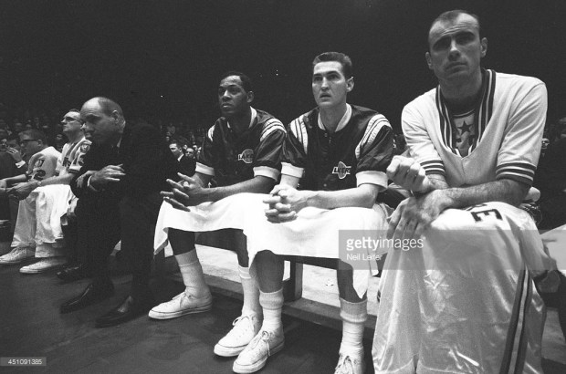 Bob Pettit et Elgin Baylor sur le banc de l'Ouest @ Getty Images