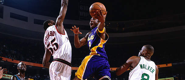 Kobe Bryant au panier face à Dikembe Mutombo lors du All-Star Game en 2002 (c) Getty
